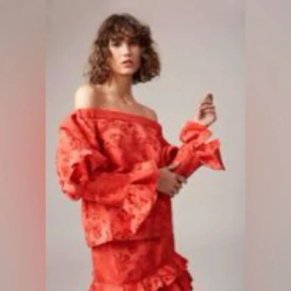 NWT C/MEO LEVITY RED TOP - Picture 2 of 5